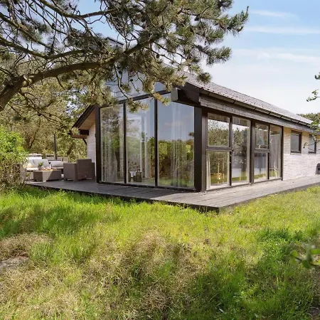 Julie - 1-5km From The Sea By Interhome